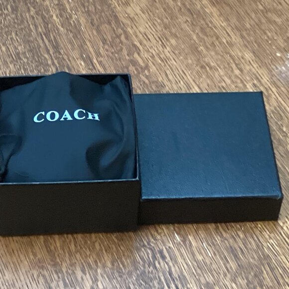 Brand New without Tags Coach Larger Face Dial Unisex Silver Watch - Picture 5 of 5